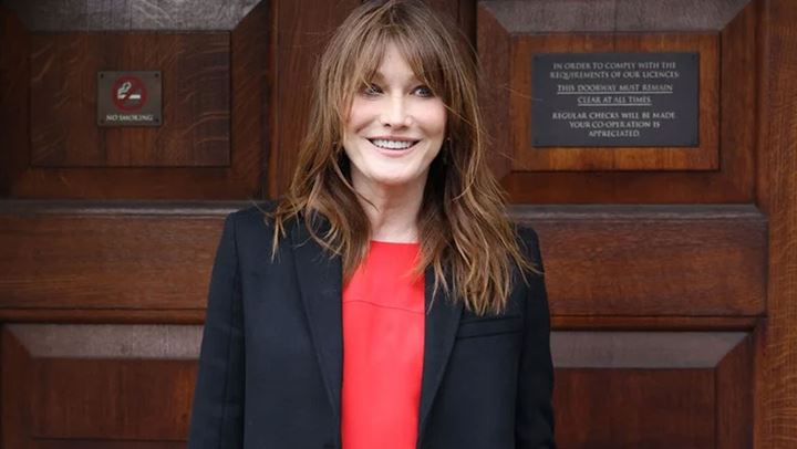 You are currently viewing «Bottleneck bangs»: Η Carla Bruni υιοθέτησε το hot κούρεμα του 2022